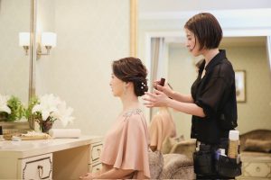 結婚式参列準備　ヘアセットしている母親